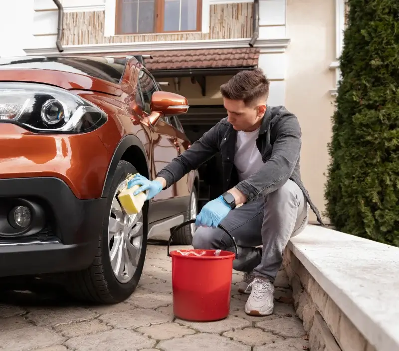 Lavage auto à domicile Fontaines-sur-Marne : professionnel intervenant sur un véhicule